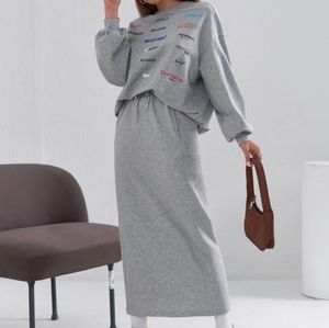 Sweatshirt & skirt